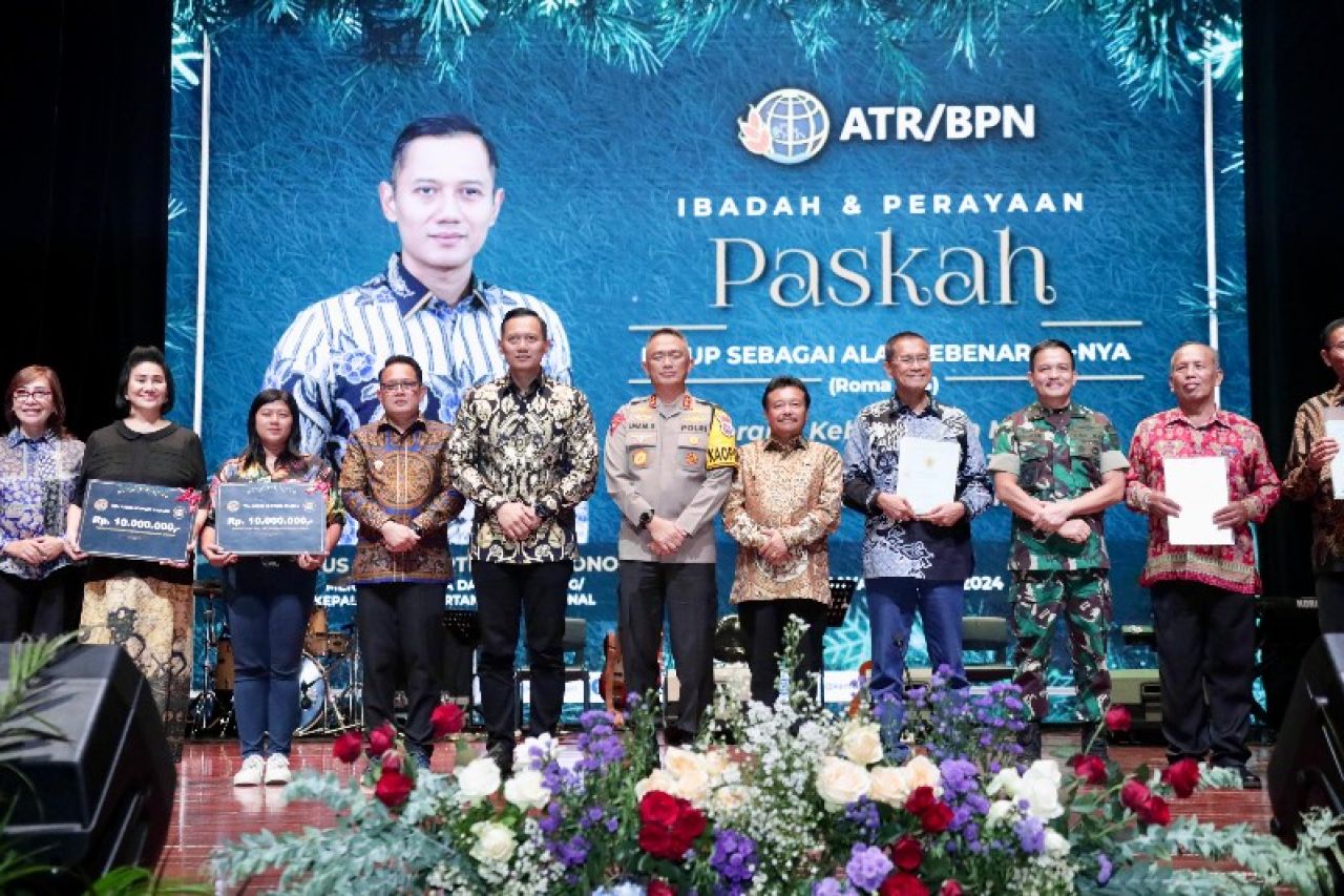 Pj Gubernur Adhy dampingi Menteri ATR/ BPN dan Forkopimda usai penyerahan sertifikat rumah peribadatan. (Ist)