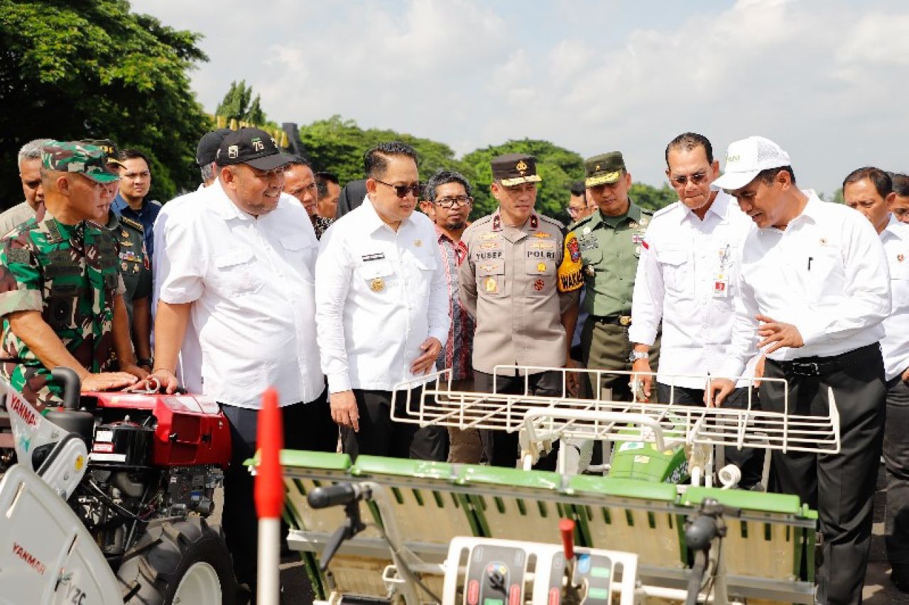 Terima Bantuan Alsintan dan Jutaan Benih, Pj Gubernur Adhy Optimis Pertanian Jatim Meningkat