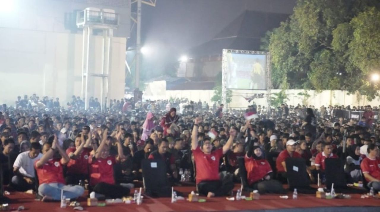 Mas Pj Ali Kuncoro meluapkan kegembiaraan dalam nobar Indonesia Vs Uzbekistan dalam laga U-23 piala Asia. (Ist)