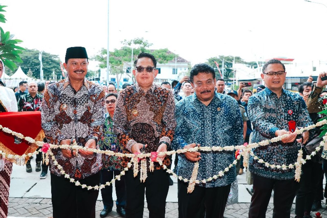 Pj Gubernur Adhy didampingi Kadis Pendidikan Aries Agung P, membuka LKS SMK XXXII Provinsi Jatim. (Ist)