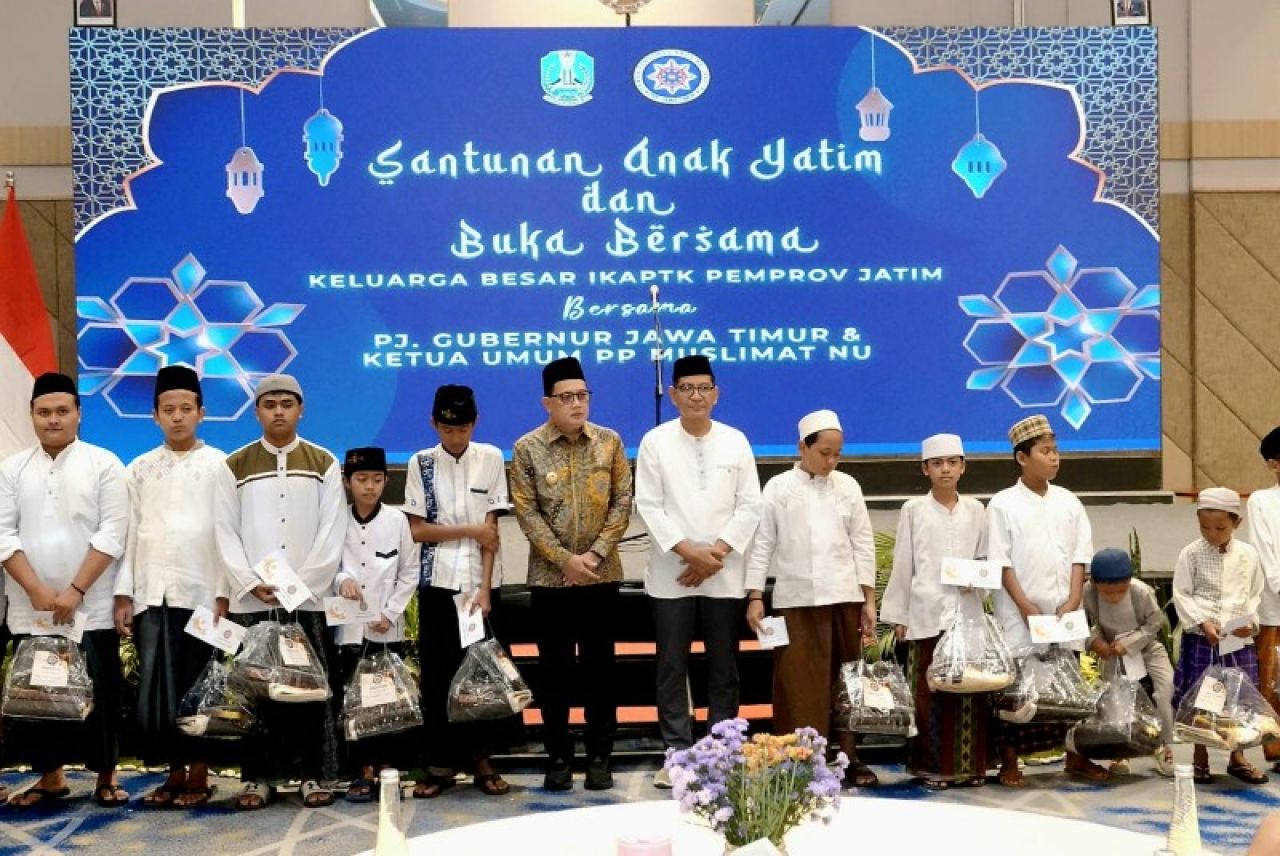 Pj Gubernur Adhy Bersama pengurus IKAPTK Jatim dan anak yatim. (Ist)
