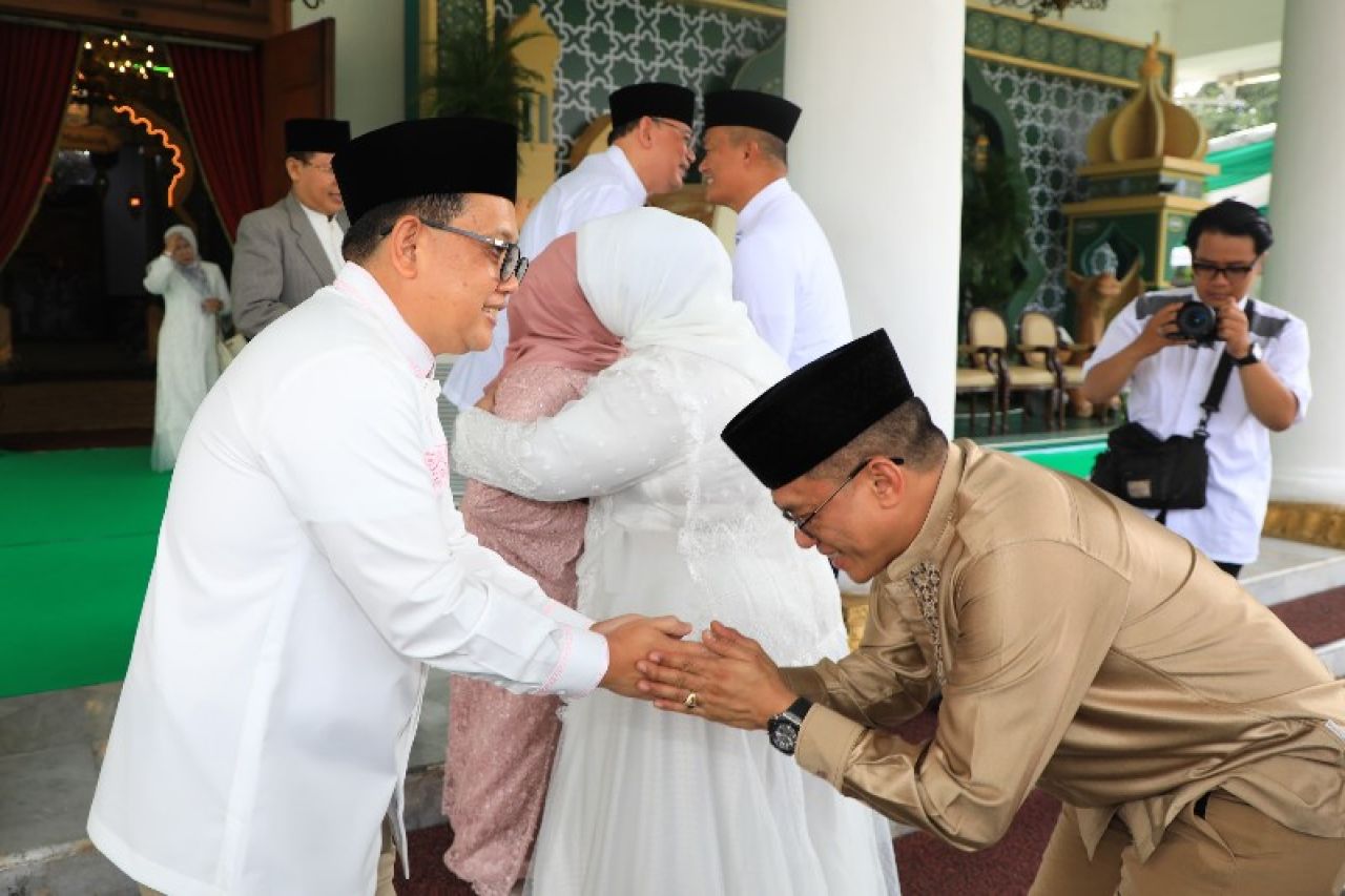 Pj Gubernur Adhy gelar open house di grahadi dihadiri ribuan masyarakat dan berjabat tangan. (Ist)