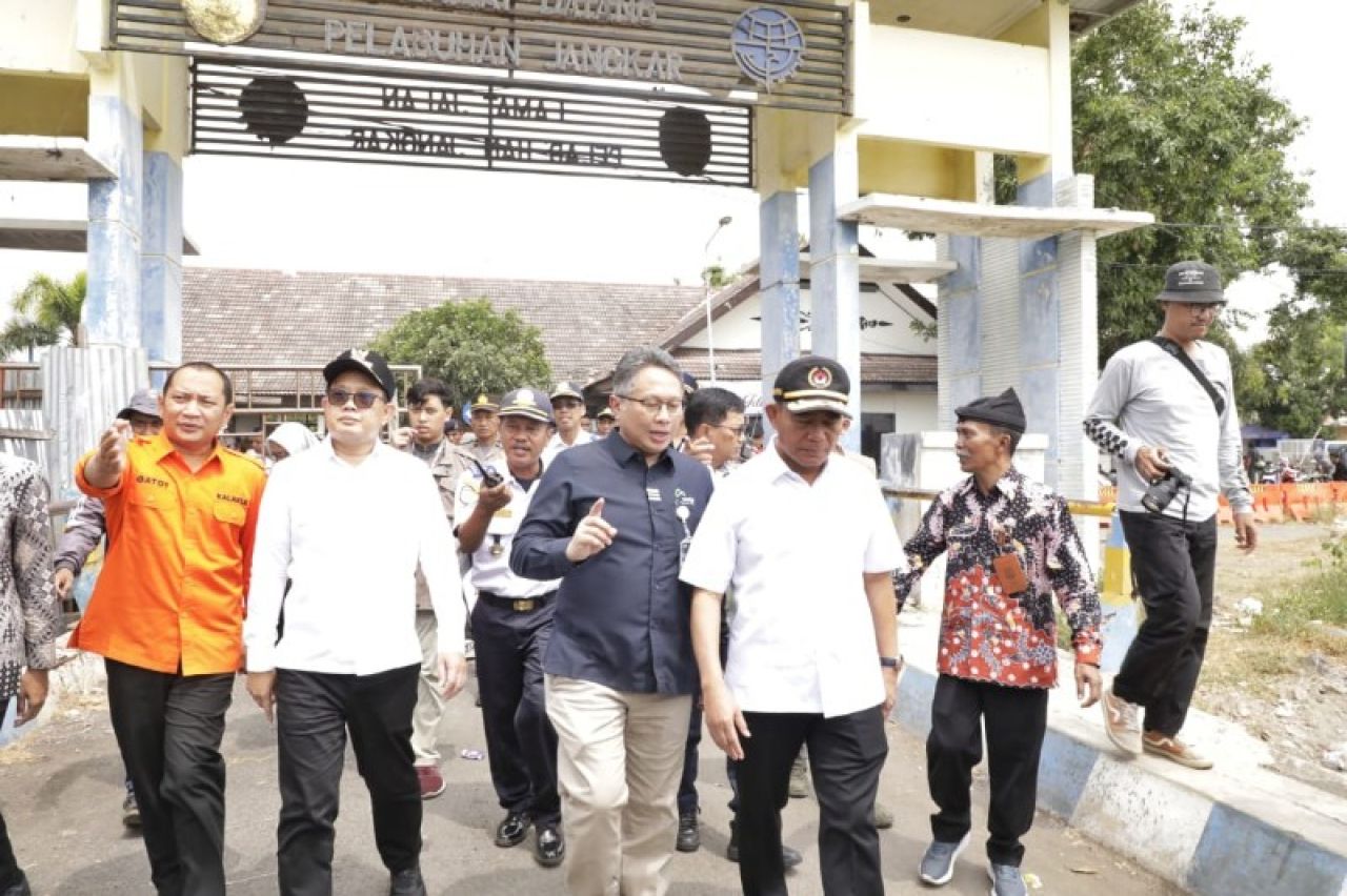 Pj Gubernur Adhy mendampingi Menko PMK tinjau pelabuhan Jangkar Situbondo.(Ist) (Ist)