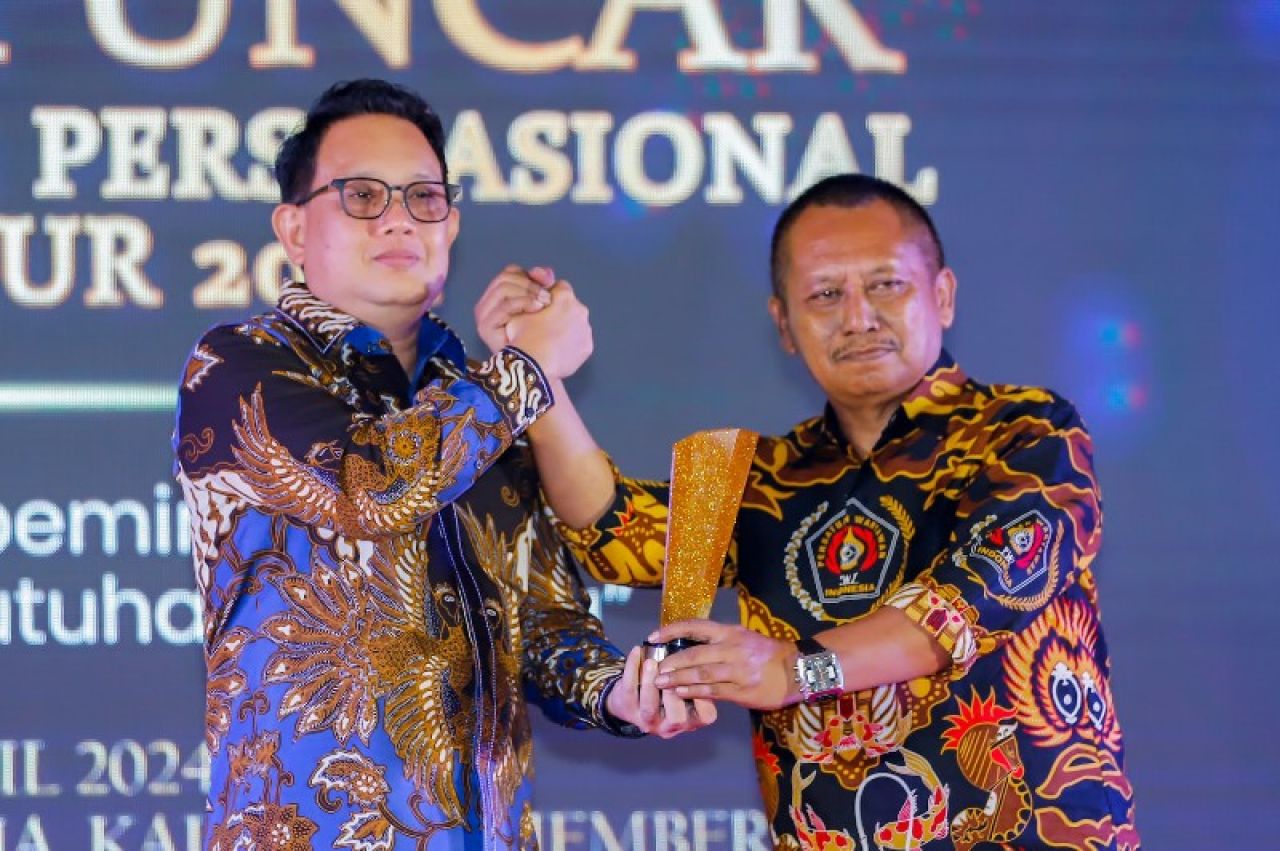 Pj Gubernur Adhy terima Prapanca Awards dari Ketua PWI Jatim, Lutfil Hakim dalam malam puncak HPN 2024 di Jember. (Ist)