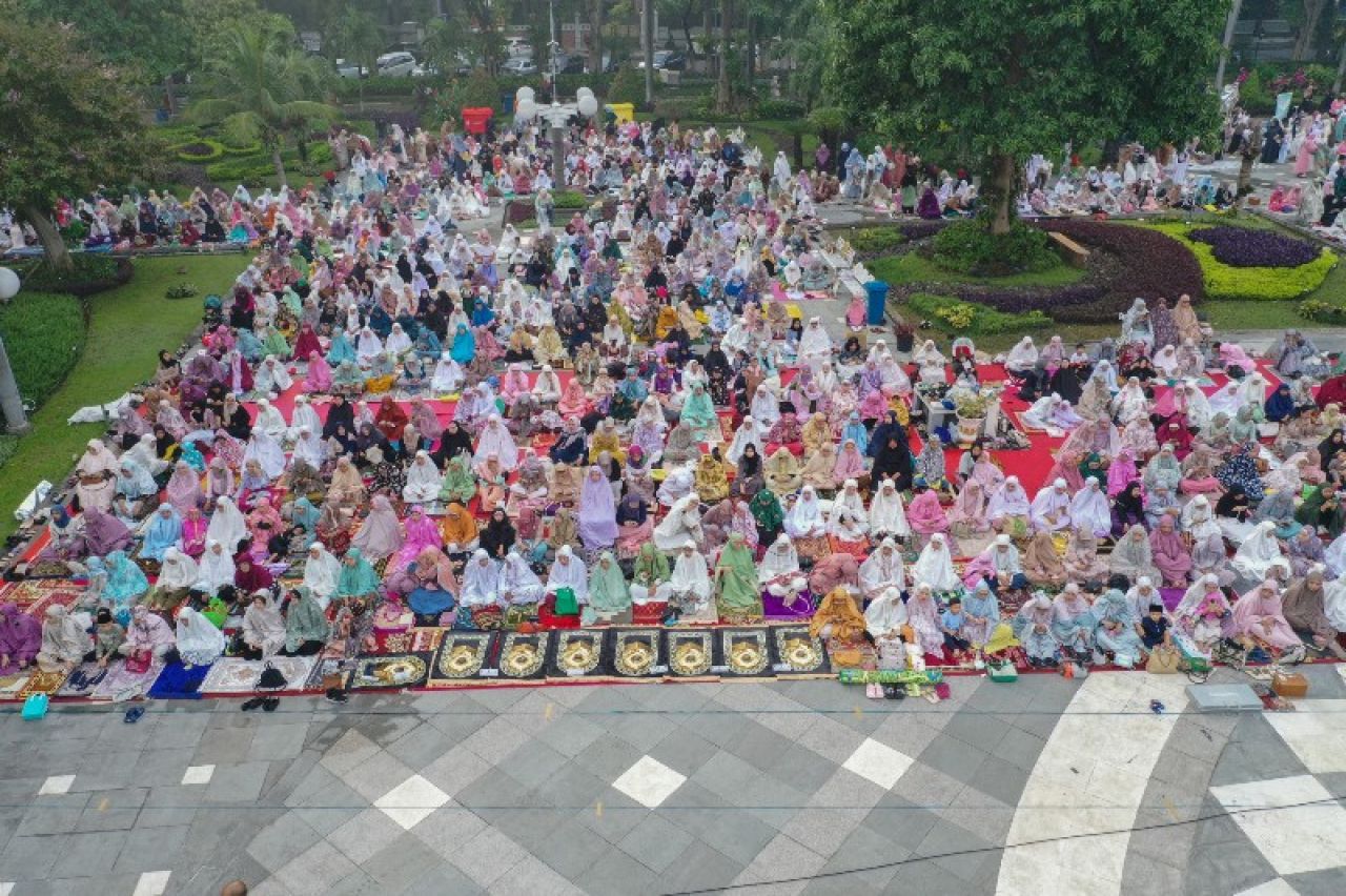Warga Surabaya saat shalat Idul Fitri di Taman Surya. (Ist)