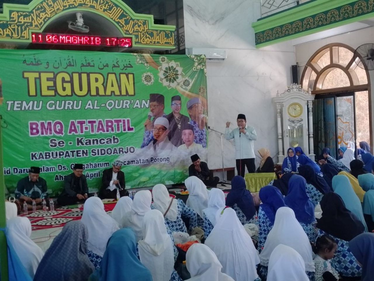 Abah Usman, hadir di tengah guru-guru tartil pada acara pengukuhkan pengurus Yayasan BMQ At Tartil Cabang Sidoarjo sekaligus Temu Guru Al-Qur'an (Teguran) di Masjid Darussalam Desa Glagaharum Porong.
