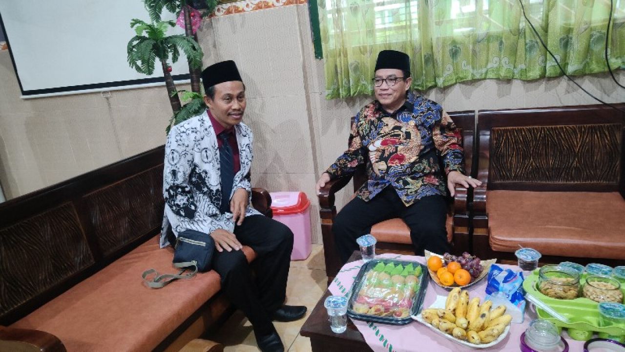 Ketua DPRD sidoarjp, Abah Usman bersama Sekretaris PGRI Tulangan, Misdi saat hadiri halal bihalal PGRI Sidoarjo. (Ist)