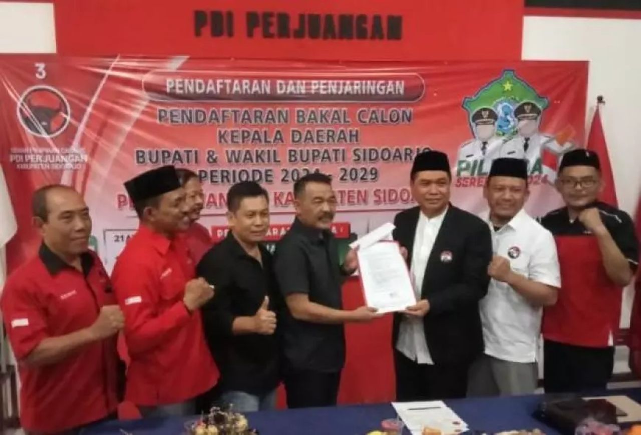 Ir H Sugiono saat menyerahkan berkas pendaftaran Bacabup pilkada Sidoarjo diterima langsung Ketua DPC PDIP Sumi Harsonoo. (Ist)2024 diteri ketua