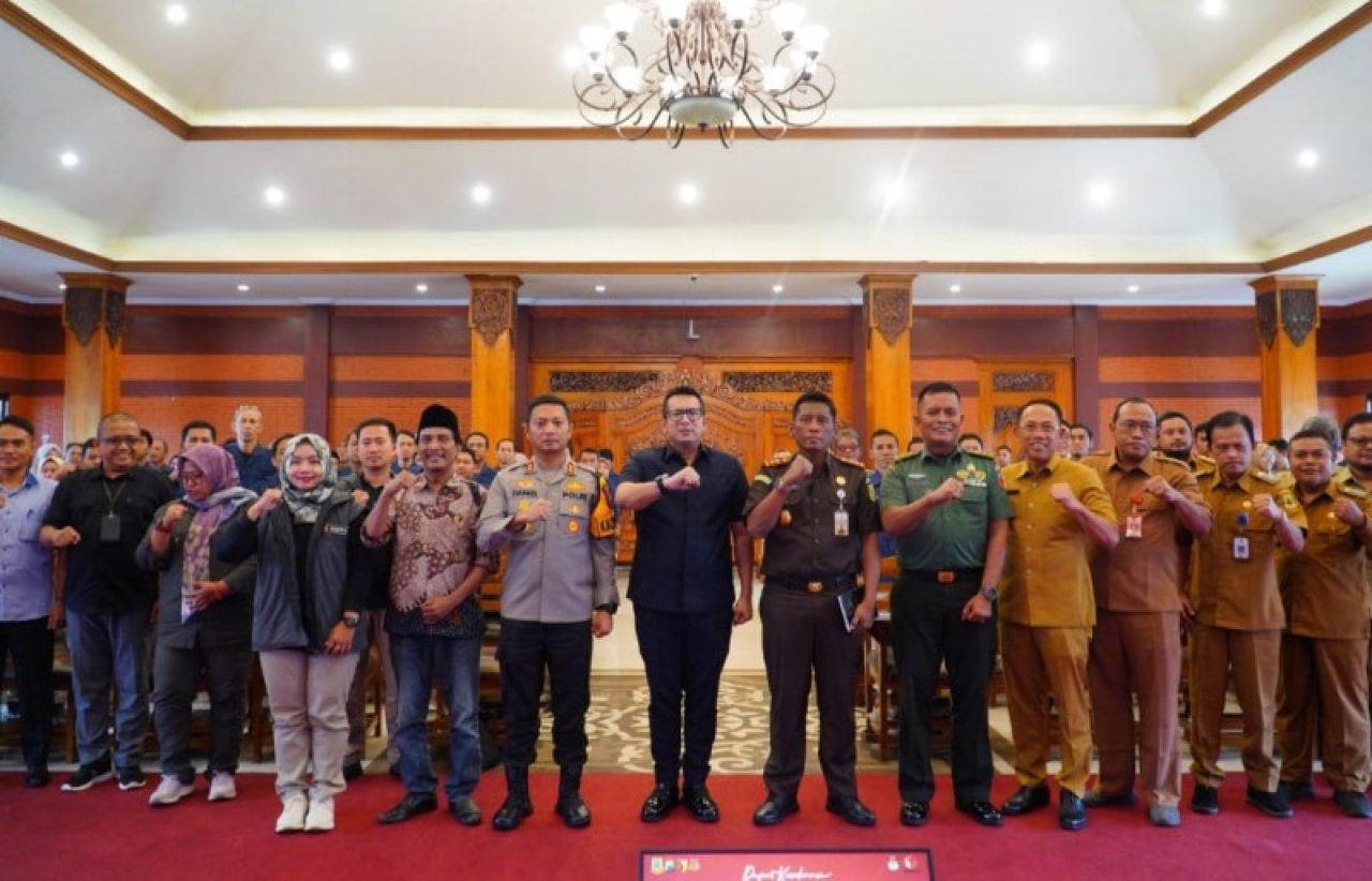 Pj Wali Kota Mojokerto Ali Kuncoro didampingi Sekretaris Daerah Kota Mojokerto Gaguk Tri Prasetyo, Ketua Bawaslu, Ketua KPU dan Jajaran Forkopimda Kota Mojokerto. (ist)