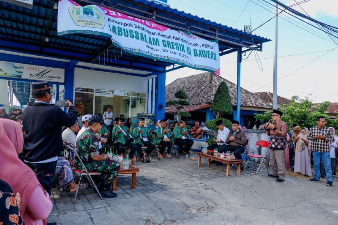 Sekkab Gresik melepas calon haji asal Bawean. (Ist)