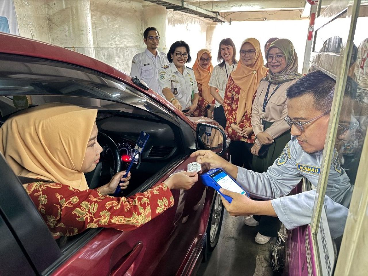 Transaksi pembayaran parkir dengan pembayaran cashless atau non-tunai dengan EDC dan Handheld. (Ist)