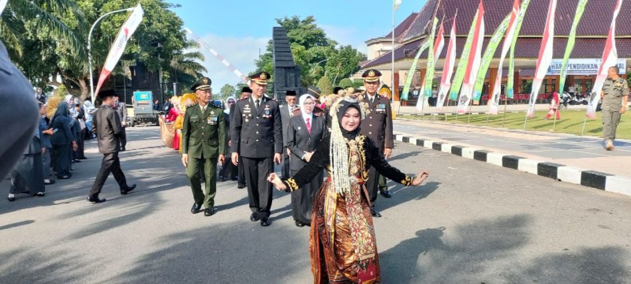 Bupati Blitar bersama Forkopimda meninjau dan meresmikan Expo Merdeka Belajar. (Ist)