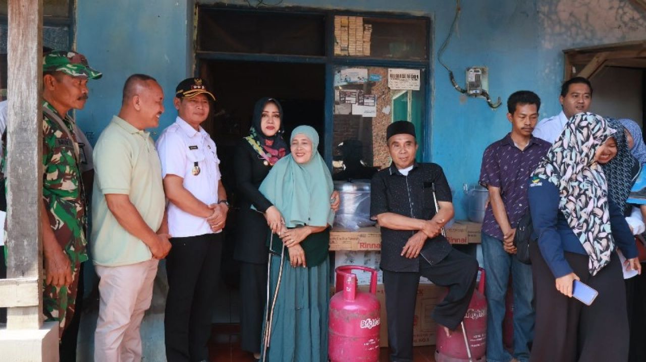 Bupati Ikfina berfoto bersama dengan penerima bantuan modal usaha didampingi Kepala Dinas Sosial Kabupaten Mojokerto Try Raharjo Murdianto. (ist)