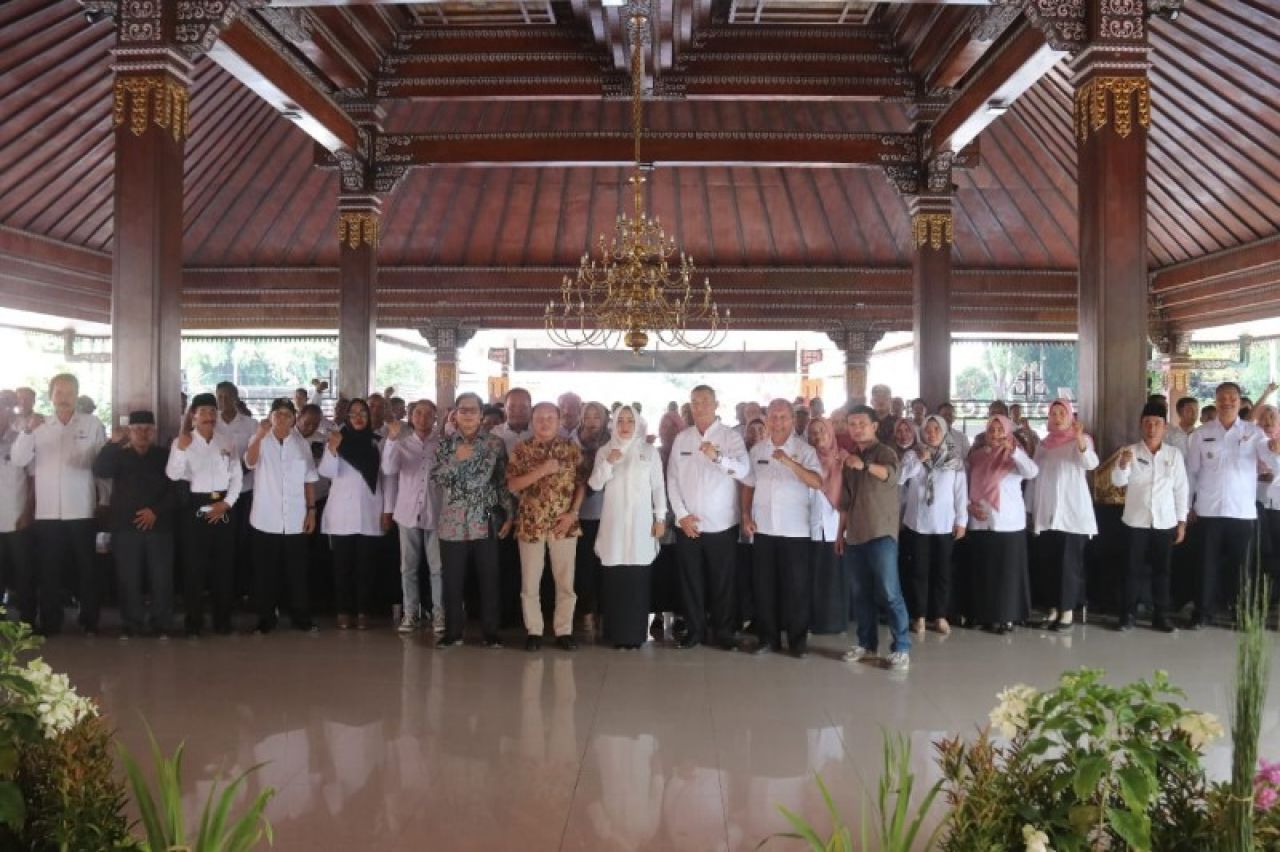 Bupati Ikfina didampingi Kepala DPMD Kabupaten Mojokerto Yudha Akbar Prabowo dan peserta Workshop TTG. (ist)