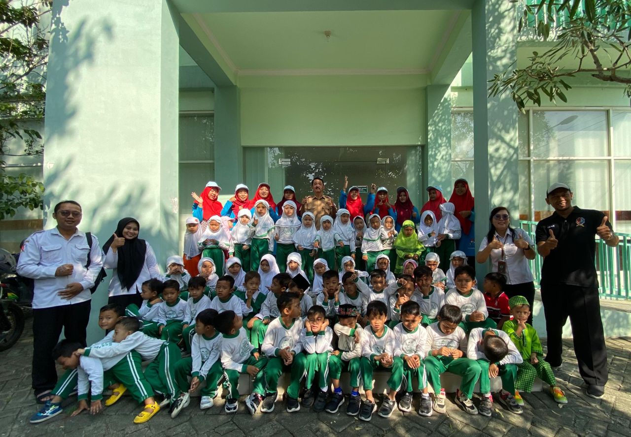 Puluhan Siswa KB RA Muslimat NU Nurul Ummah Kunjungi Radio Malowopati FM, Belajar Mengenal Profesi Broadcaster. (Ist)