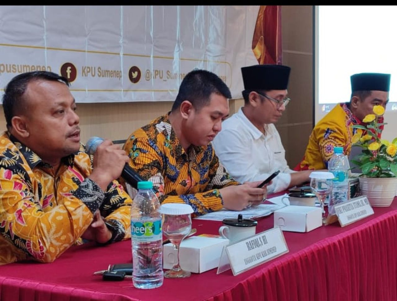 Rafiqi, S. HI ( pegang mik ) komisioner KPU Sumenep. (Ist)