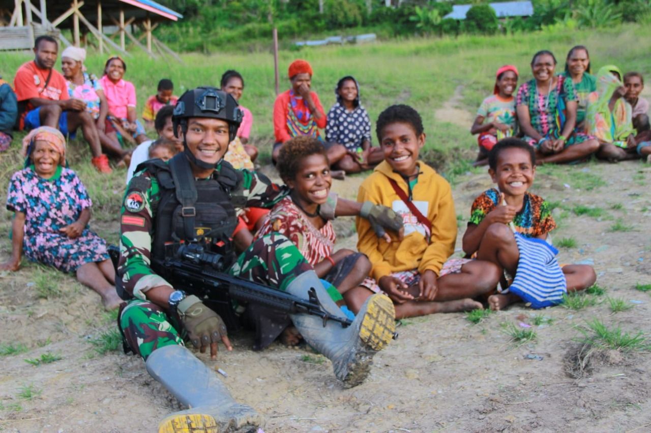 Komando Operasi TNI (KOOPS TNI) HABEMA bersama Aparat Satuan Tugas Teritorial (Satgaster) Kodim Persiapan Intan Jaya di lokasi, sedang bercengkrama dengan anak-anak. (Ist)