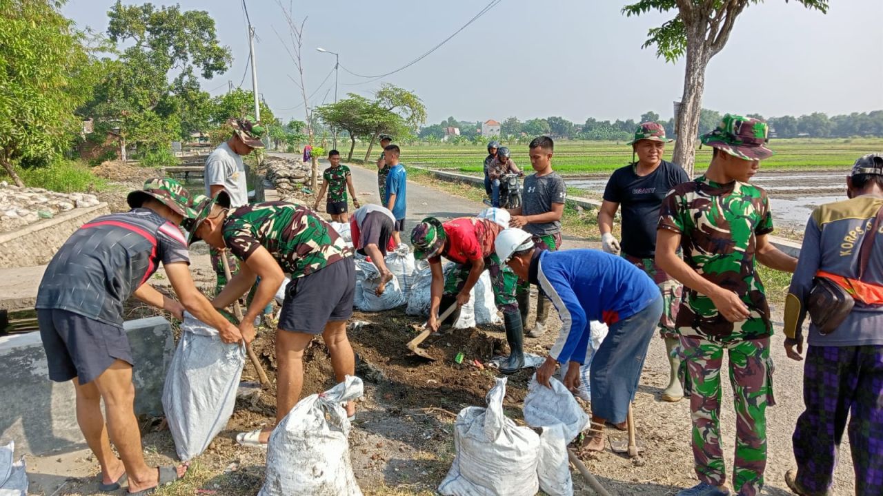 Tim satgas TMMD saat melakukan normalisasi sungai desa penambangan. (Ist)