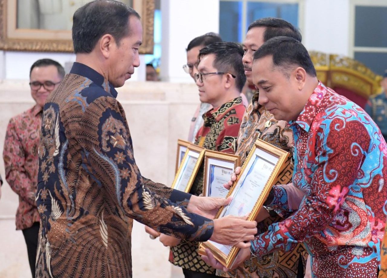 Presiden Joko Widodo menyerahkan penghargaan kepada Wali Kota Surabaya, Eri Cahyadi di Istana Negara. (Ist)