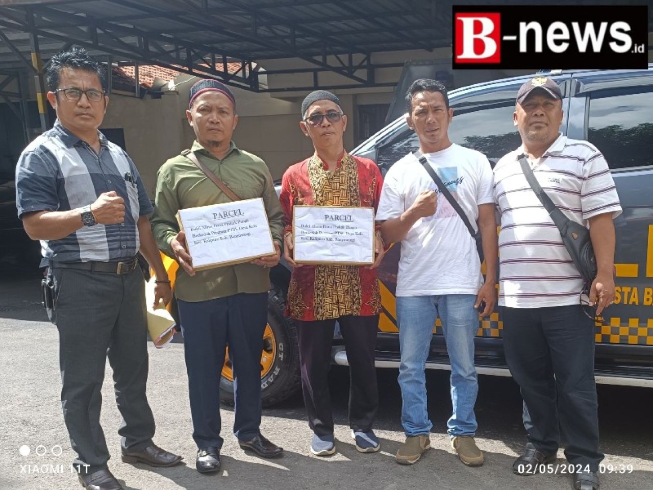 Lalati, SH dampingi warga korban Pungli berkedok PTSL tahun 2022 serahkan alat bukti utama ke Kapolresta Banyuwangi, Kamis (02/05/2024) pagi. (Ist)