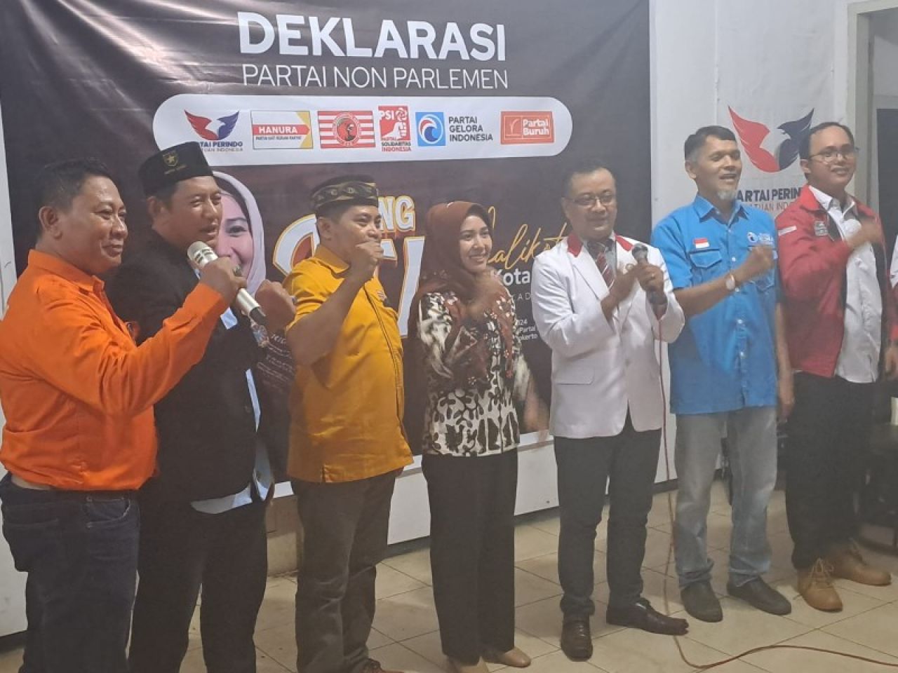 Ning Ita didampingi seluruh Ketua Partai anggota Koalisi Non Parlemen. (eko)