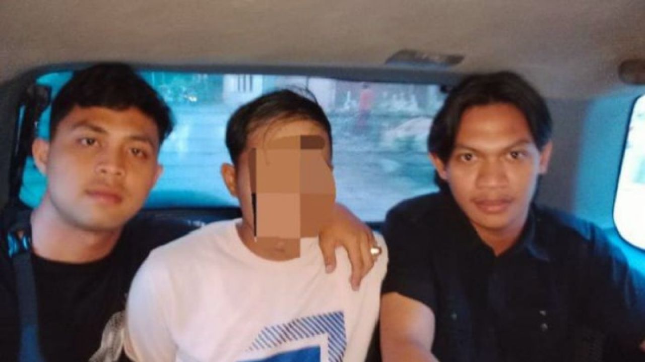 Pelaku cabul inisial R (tengah) asal Desa Gunung Maddah,Kabupaten Sampang, Madura saat dibekuk polisi. (Ist)