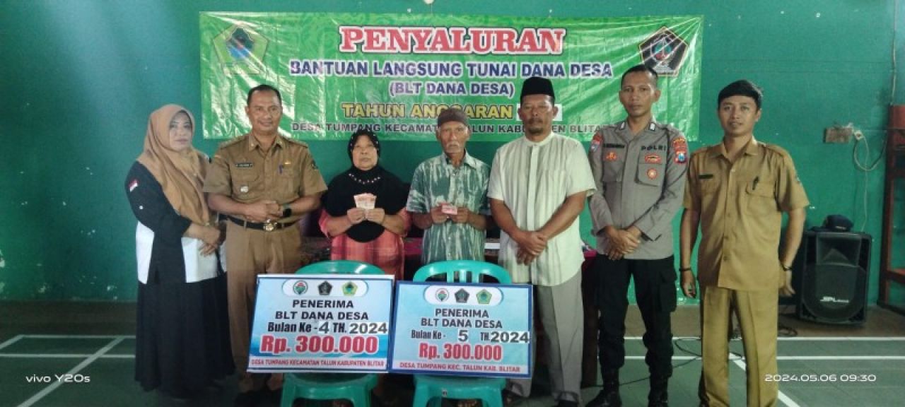 Mbok Suyati dan Mbah Jair penerima BLT DD, didampingi, Camat Talun R Yulison, Kepala Desa Tumpang Agus Salim, Bhabinkamtibmas, dan pendamping desa. (Ist)