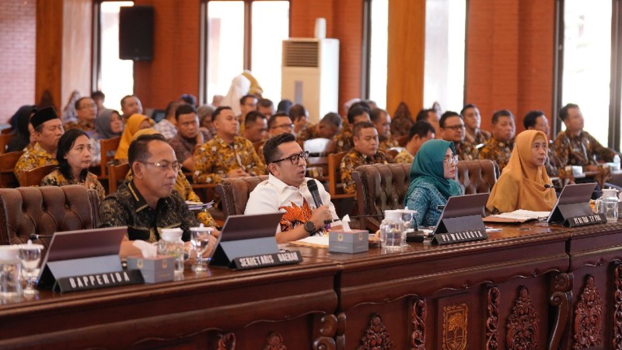 Pj Wali Kota Mojokerto Moh Ali Kuncoro bersama Sekretaris Daerah dan jajaran mengikuti pertanyaan tim panelis secara daring. (ist)