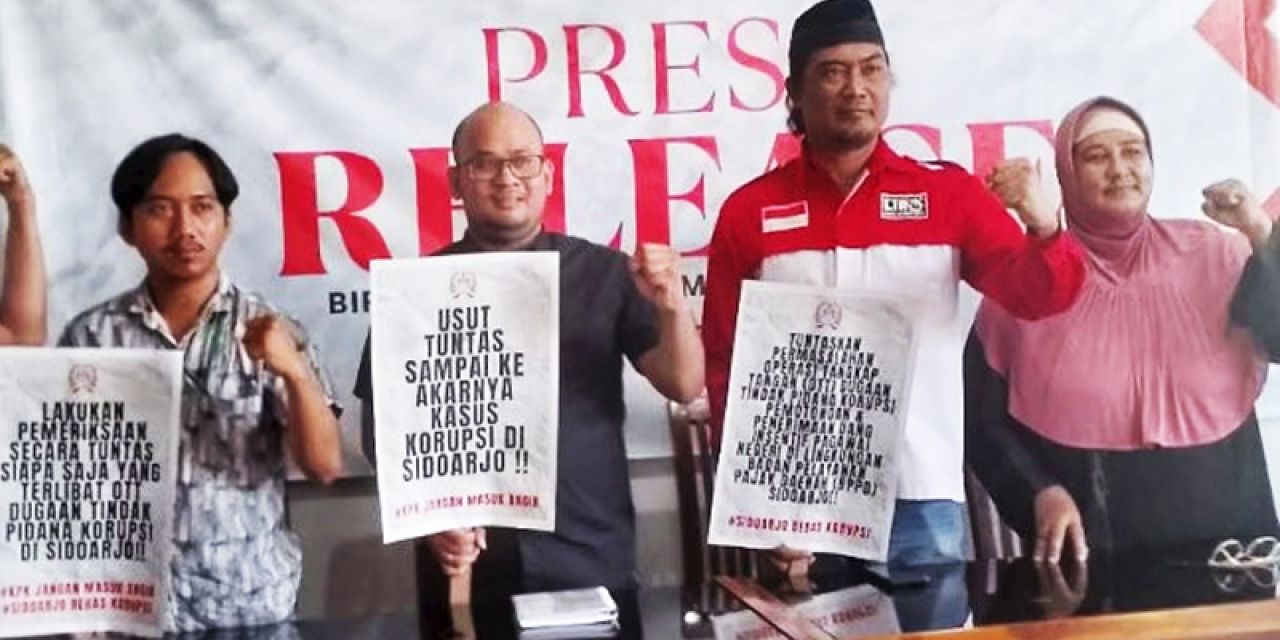 Sejumlah elemen masyarakat demo fi depan pendopo Delta Wibawa mendesak KPK untuk jemput paksa Bupati Gus Muhdlor. (Ist)