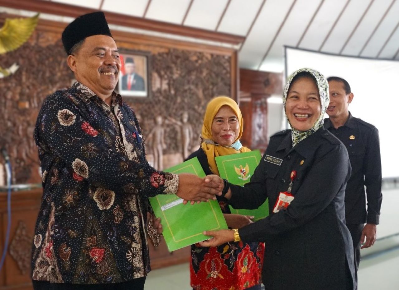Sekdakab Bojonegoro menyerahkan SK pensiun. (Ist)