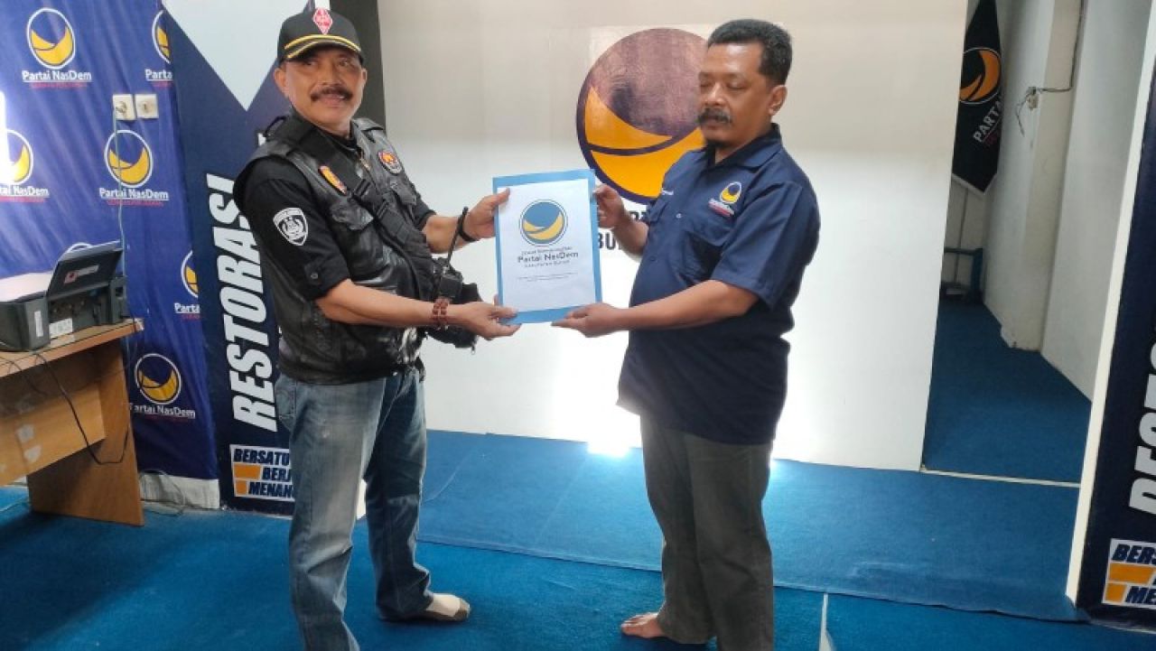 Sutrisno saat mengembalikan formulir pendaftaran Bacabup Blitar ke Kantor Nasdem. (Ist)