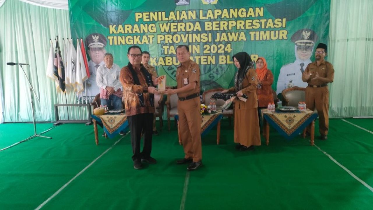 Penyerahan Cinderamata dari Bupati Blitar yg di wakili Plt Asisten 1 Diky Cobandono kepada Ketua Tim Juri Lomba DR Edi Purwinarto M.Si.(ist)