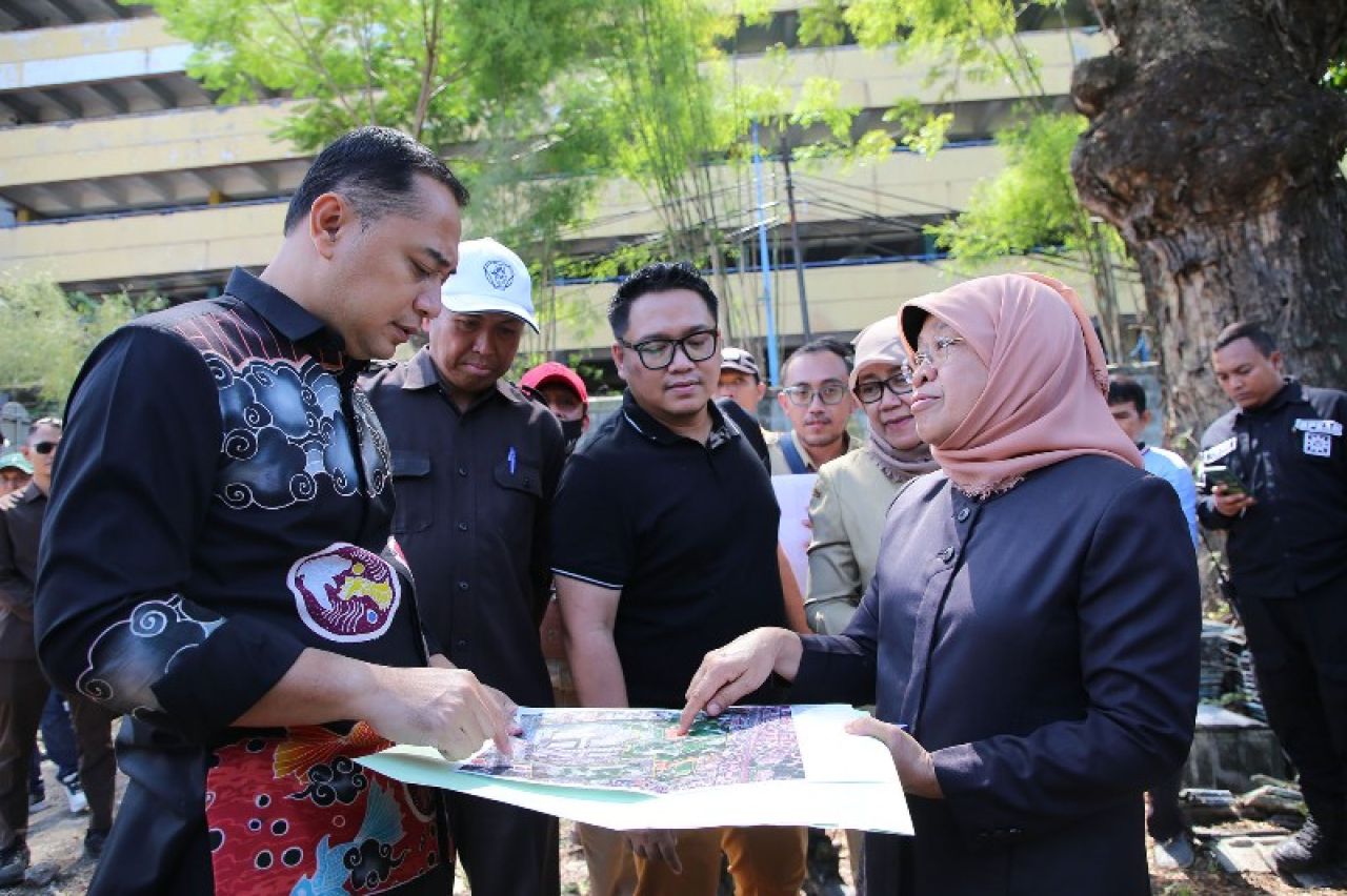 Wali Kota, Eri Cahyadi melihat desain THR -TRS. (ist)