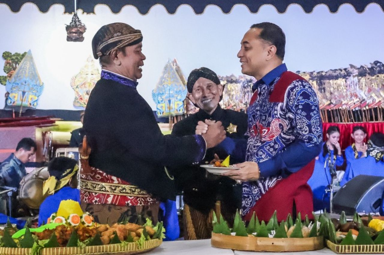 Penyerahan potongan tumpeng pagelaran wayang kulit. (Ist)