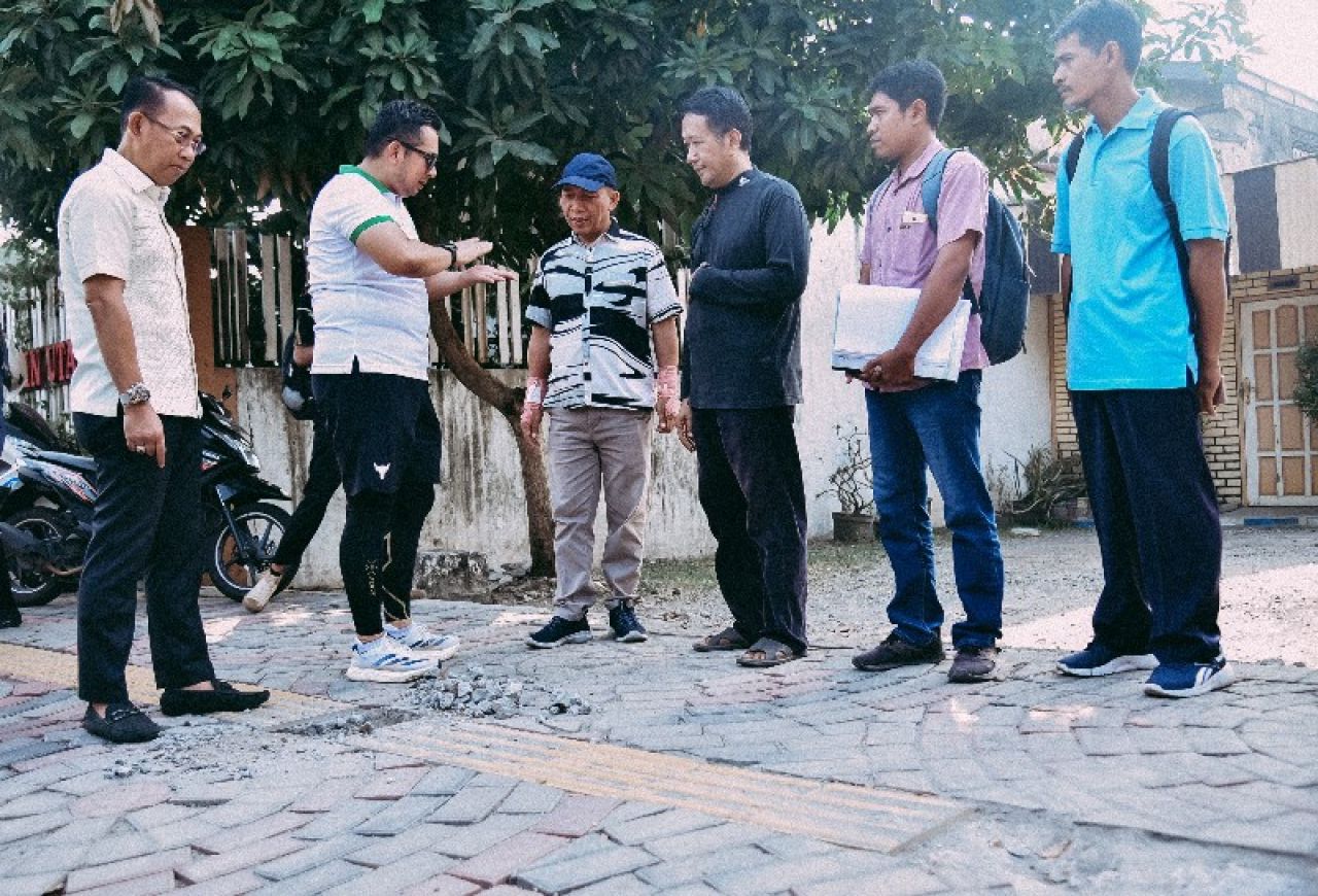Mas Pj saat meninjau trotoar yang rusak bersama Sekdakot dan Kepala OPD terkait. (ist)