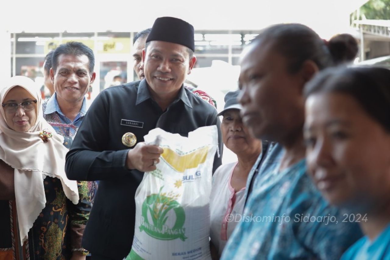 Plt Bupati Sidoarjo, Subandi salurkan bantuan beras kepada ratusan KPM di Kecamatan Sidoarjo. (Ist)