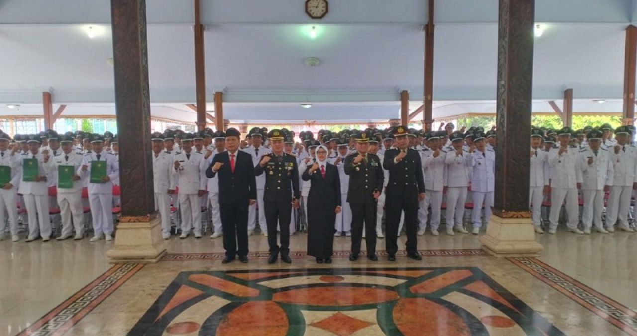 Bupati Blitar Rini Syarifah foto bersama usai pengukuhan. (Ist)