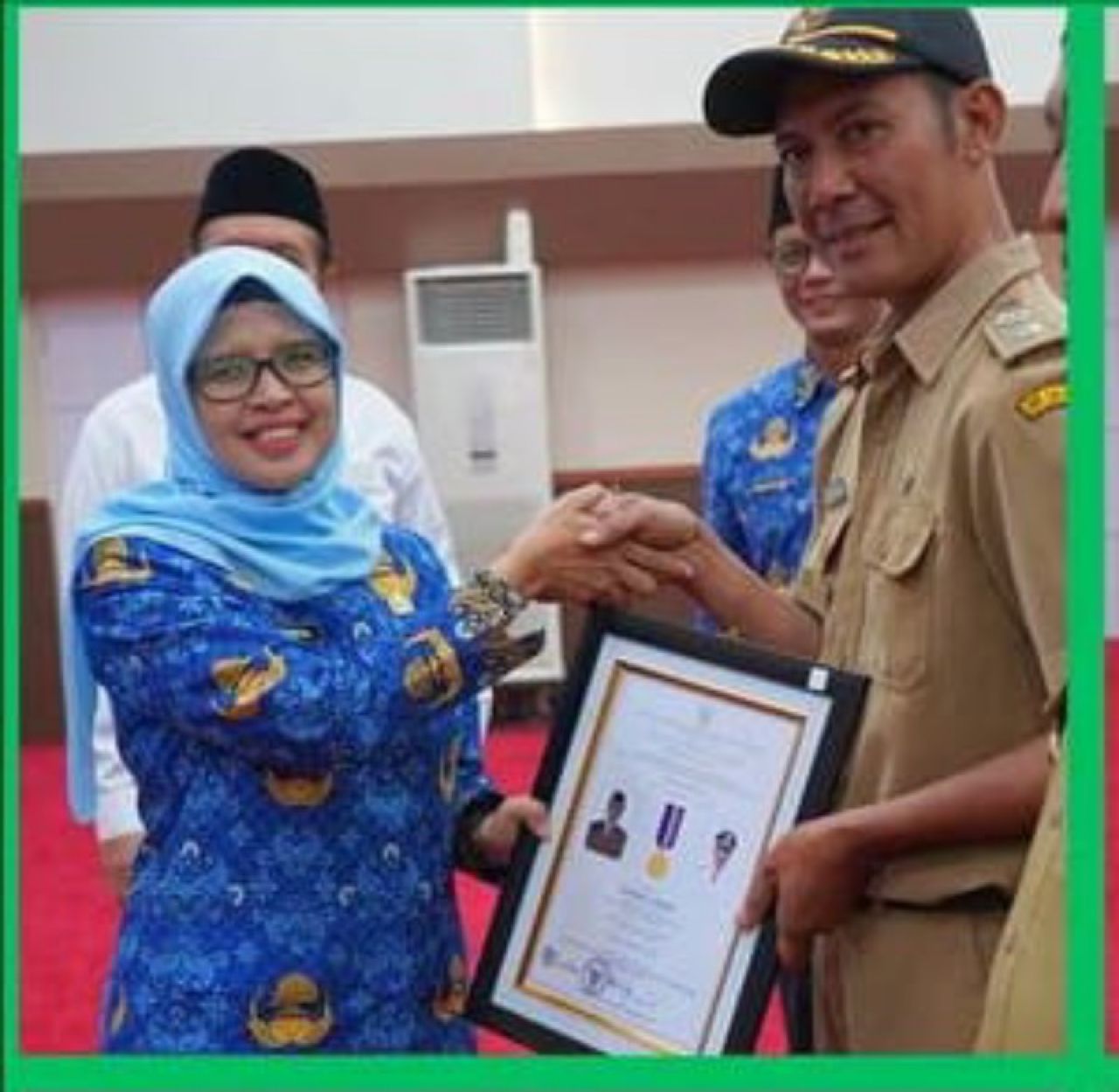 Bupati Blitar Rini Syarifah menyerahkan Sertifikat Status Desa Lorejo menjadi desa Mandiri, diterima oleh Kepala Desa Bambang Ismaki. (Ist)