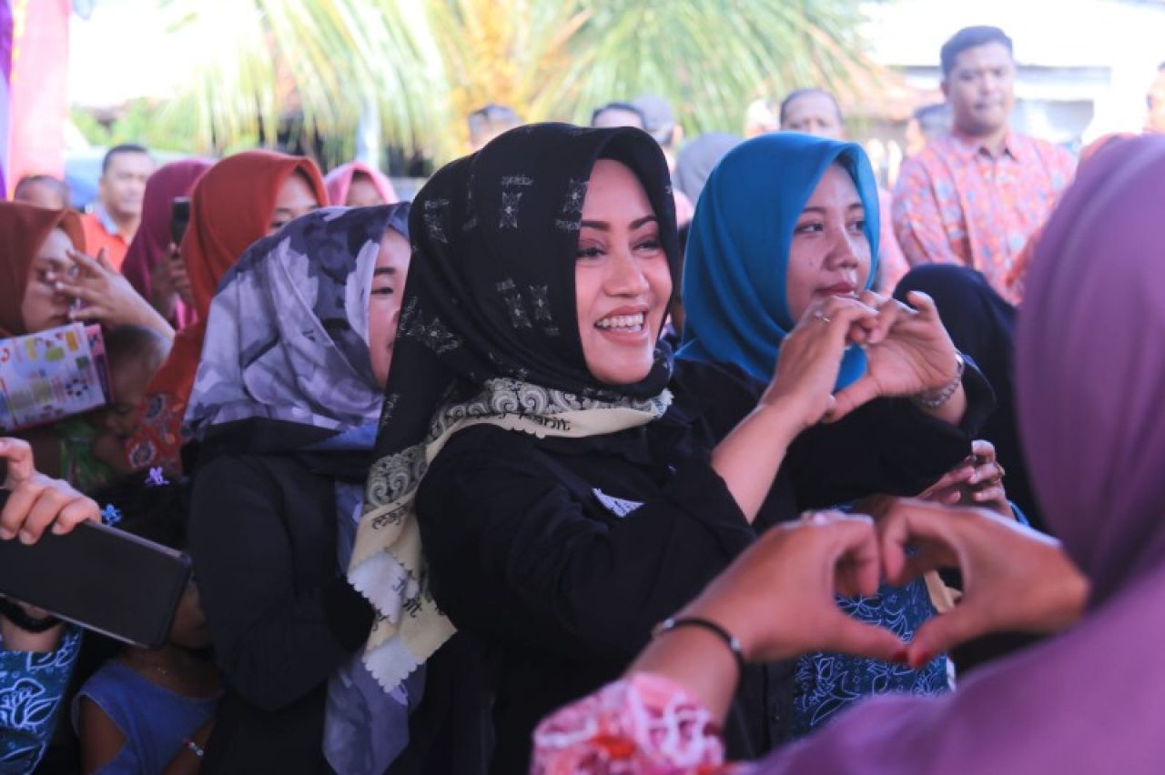 Bupati Ikfina dalam program Gelora Cinta dan Satyagatra di Desa Bangeran Kecamatan Dawarblandong. (ist)