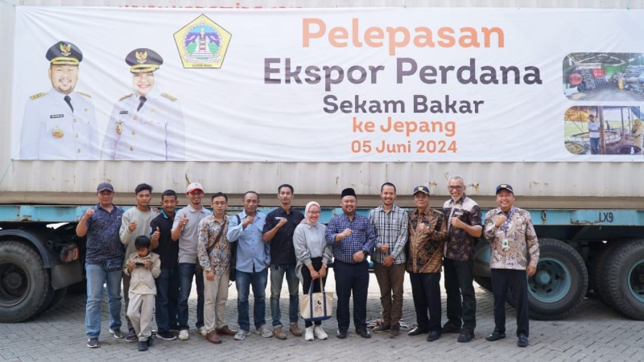 Bupati Gresik, Kepala Bea Cukai Gresik melepas ekspor sekam ke Jepang. (Ist)