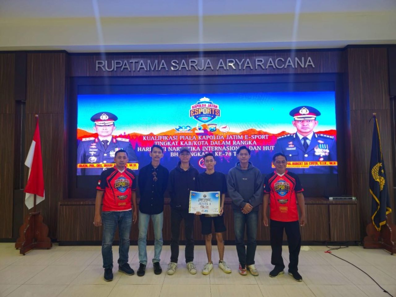 Pemberian sertipikat dan uang pembinaan. (Ist)