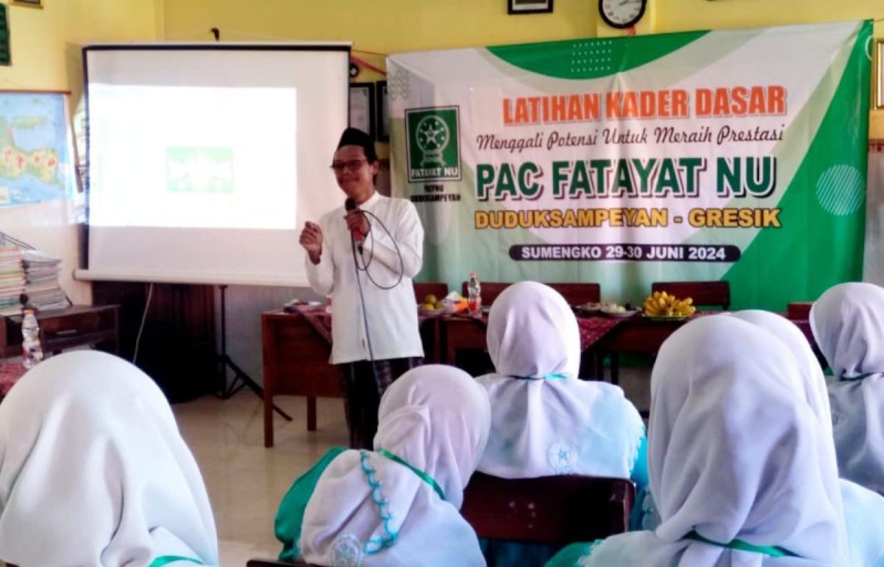 Salah satu nara sumber di LKD PAC Fatayat Duduksampeyan. (Ist)