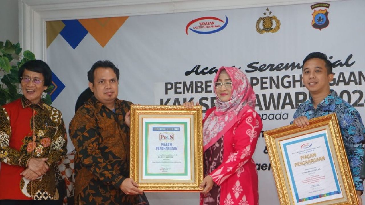 Kadis KBPPPA menerima penghargaan. (Ist)