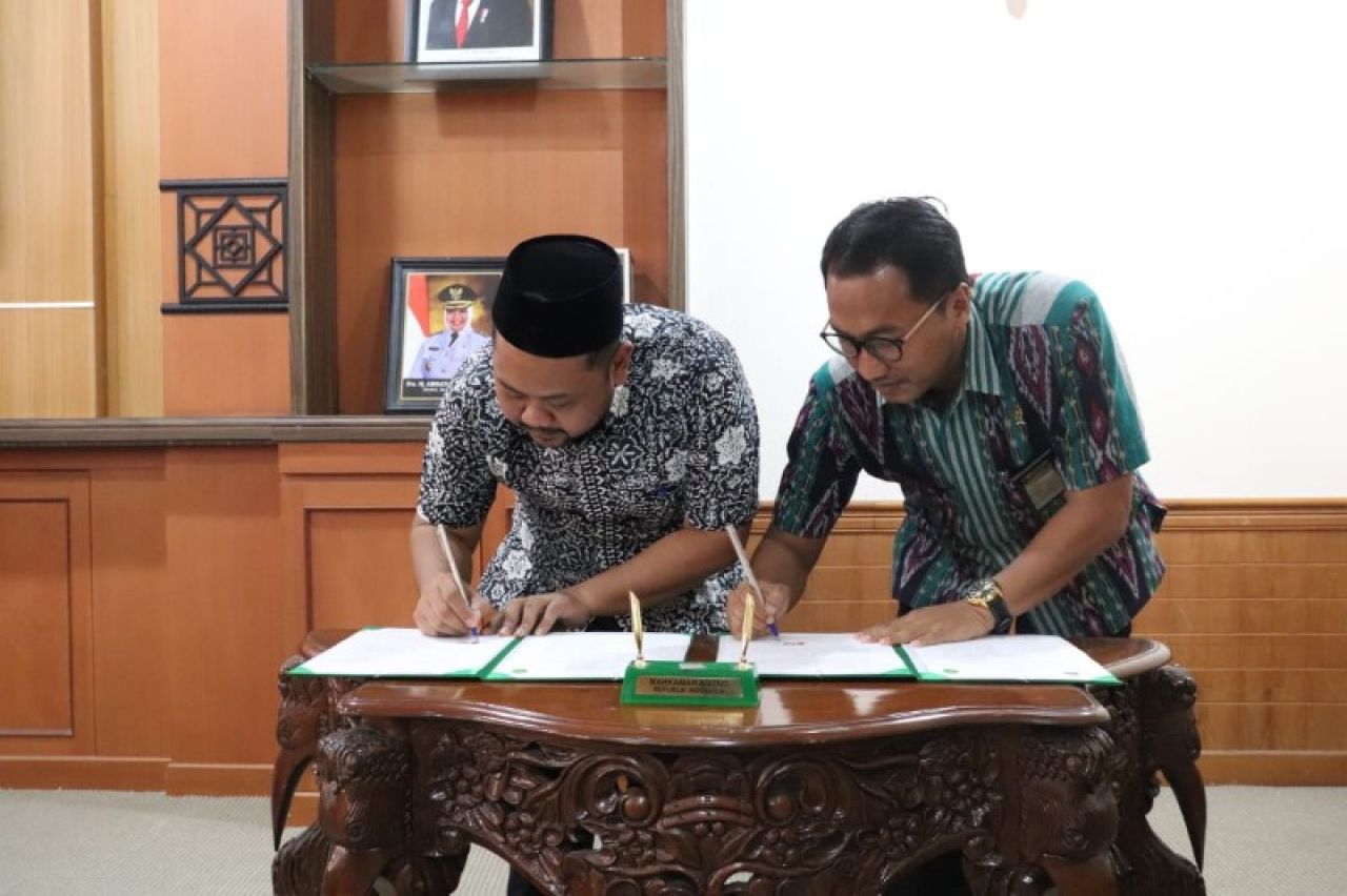 Bupati Gresik dan Ketua PA menandatangani MoU. (Ist)
