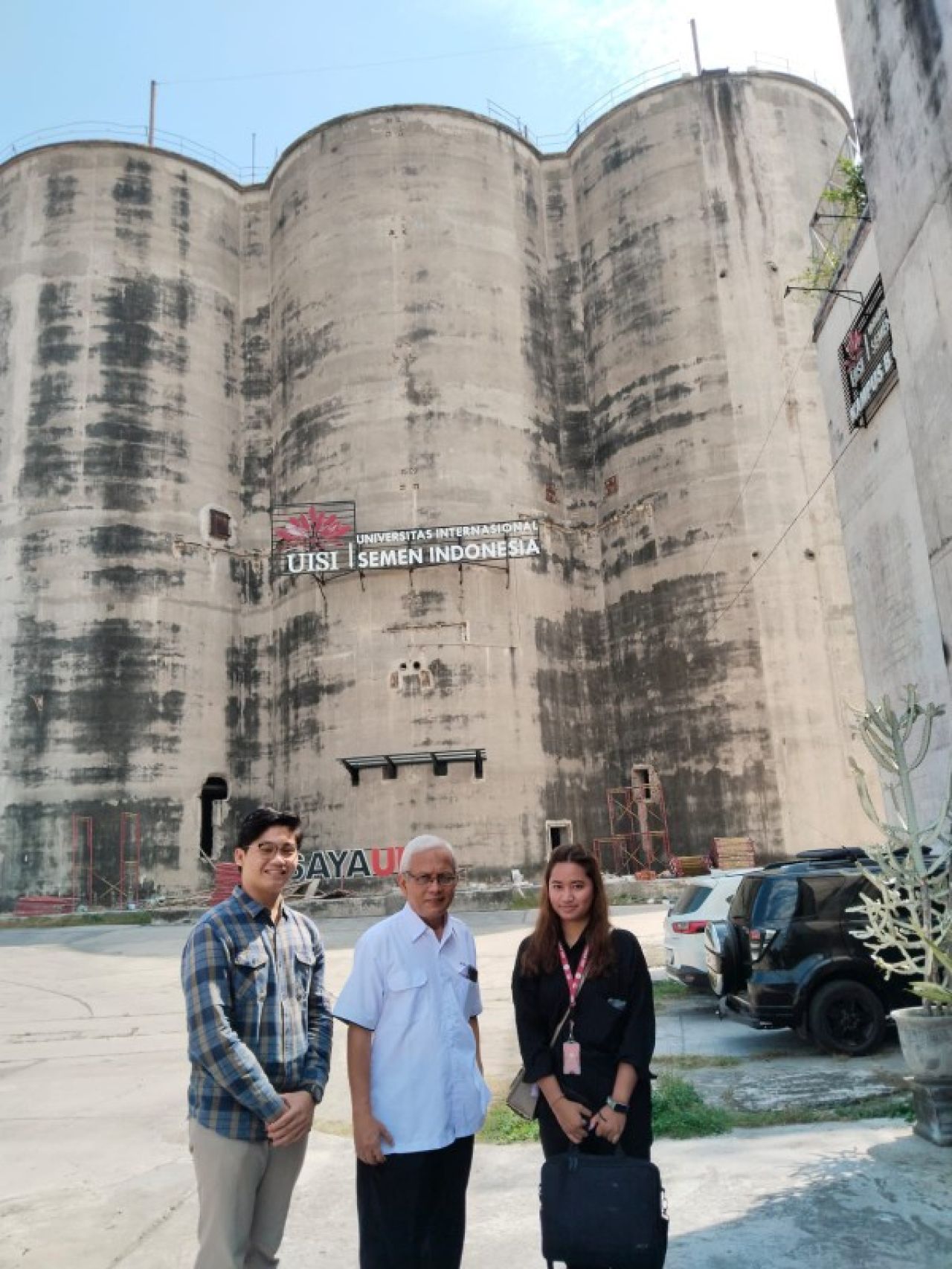 Prof Herman Sasongko di depan silo yang akan di buat masjid dan ruang kuliah. (Ist)