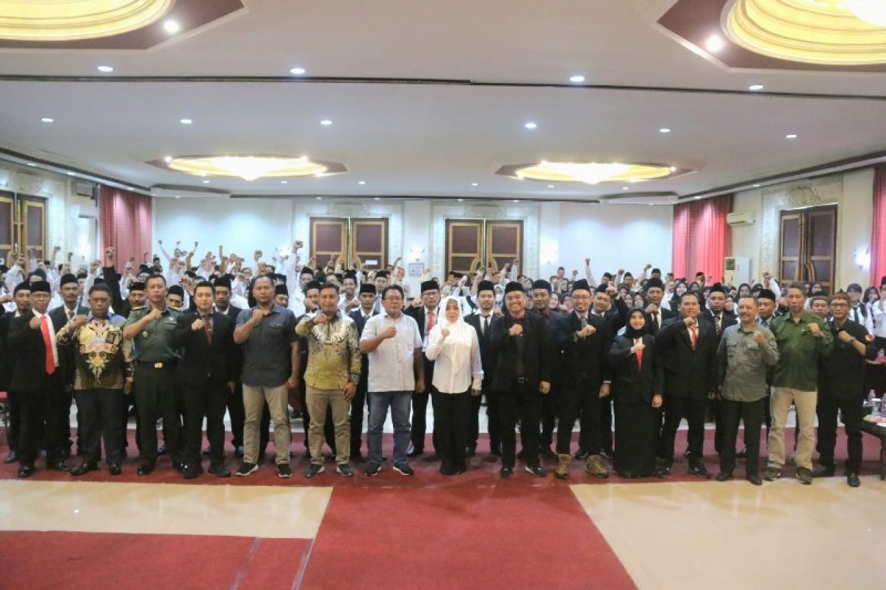 Bupati Ikfina berfoto bersama dengan anggota PKD Se-Kabupaten Mojokerto didampingi komisioner Bawaslu Kabupaten Mojokerto. (ist)