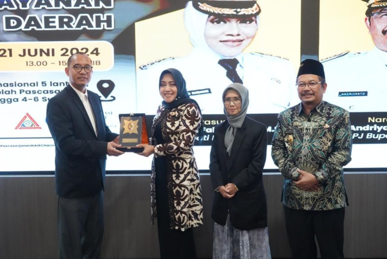 Bupati Ikfina menerima cindera mata dari Universitas Airlangga Surabaya. (ist)