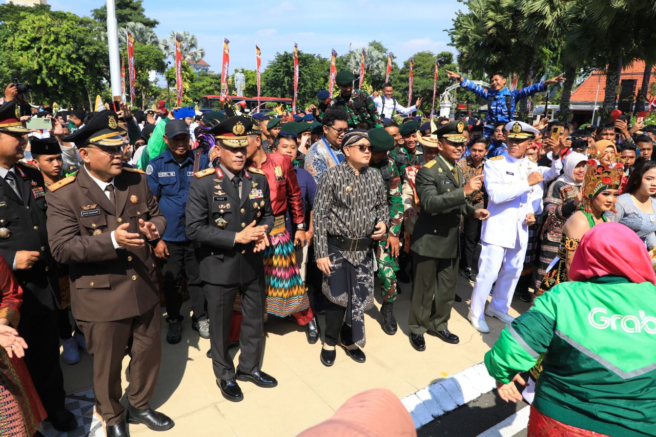 Pj Gubernur Adhy usai upacara berbaur dengan masyarakat. (Ist)