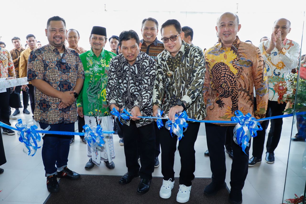 Pj Gubernur Adhy menggunting pita saat meresmikan kantor baru BPJS Kesehatan Gresik.(ist)