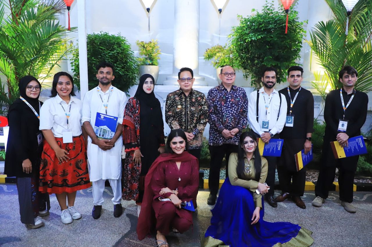 Penjabat (Pj) Gubernur Jawa Timur Adhy Karyono menyambut hangat para peserta _The 4th Summer School_ dari 19 negara dalam jamuan makan malam _(gala dinner)_ di Gedung Negara Grahadi Surabaya dan foto bersama. (Ist)